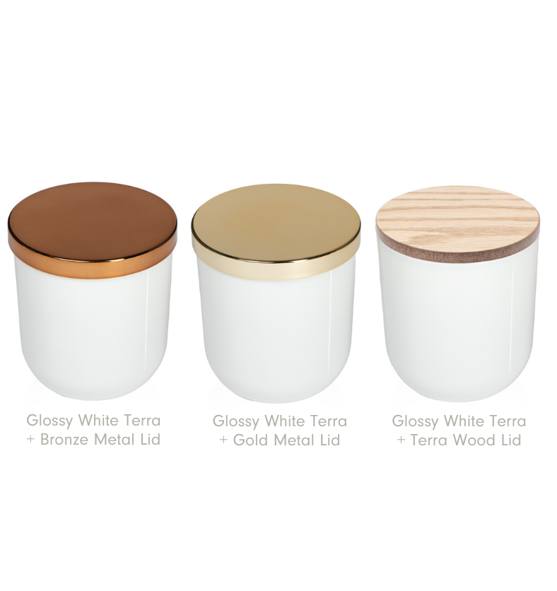 Collage of the Glossy White 10oz TERRA Glass Jar for Candle Making shown with a Bronze Metal Lid, a Gold Metal Lid, and a Natural Oak Wood Lid. || Collage du pot en verre TERRA de 10 oz blanc lustré pour la fabrication de bougies, présenté avec un couvercle en métal bronze, un couvercle en métal doré et un couvercle en bois de chêne naturel.