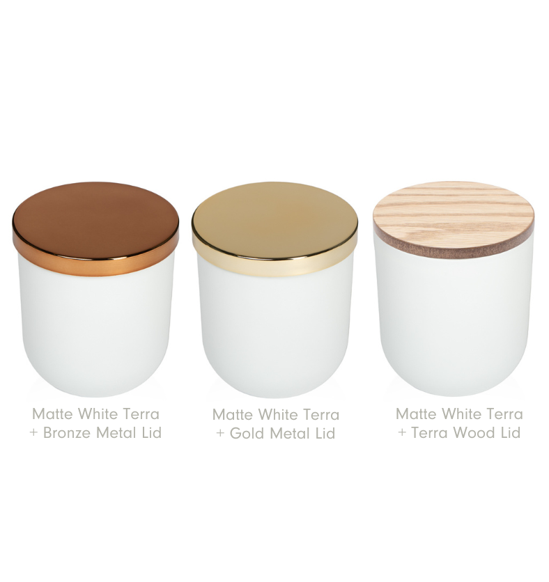 Collage of the Matte White 10oz TERRA Glass Jar for Candle Making shown with a Bronze Metal Lid, a Gold Metal Lid, and a Natural Oak Wood Lid. || Collage du pot en verre TERRA de 10 oz blanc mat pour la fabrication de bougies, présenté avec un couvercle en métal bronze, un couvercle en métal doré et un couvercle en bois de chêne naturel.