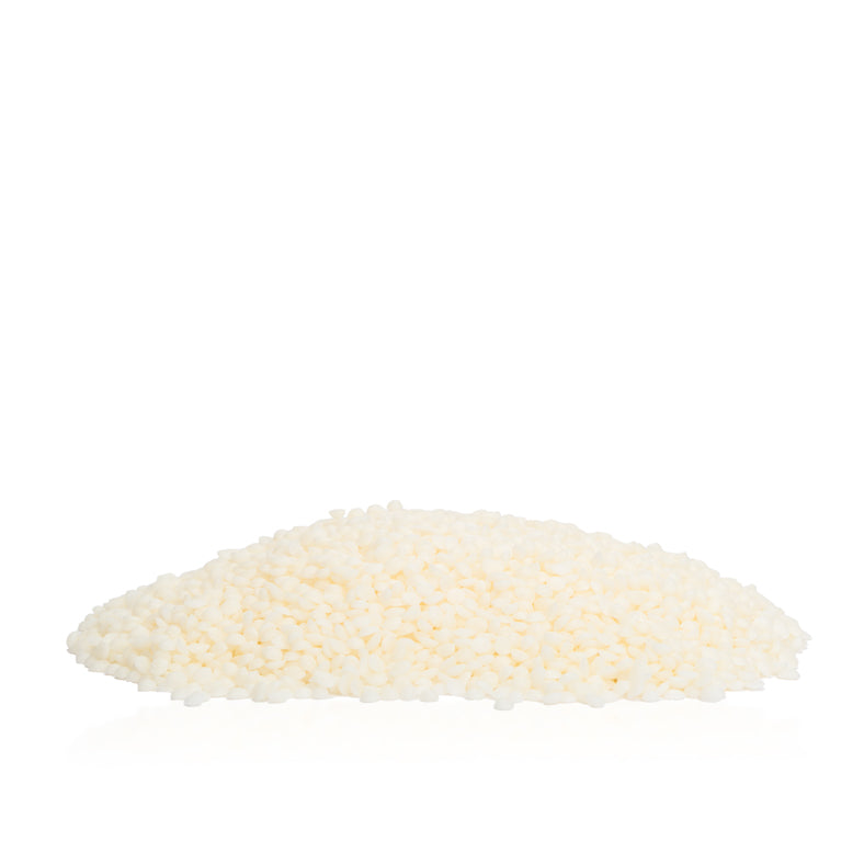 Pile of soy wax pellets and flakes for candle making || Pile de pastilles et de flocons de cire de soja pour la fabrication de bougies