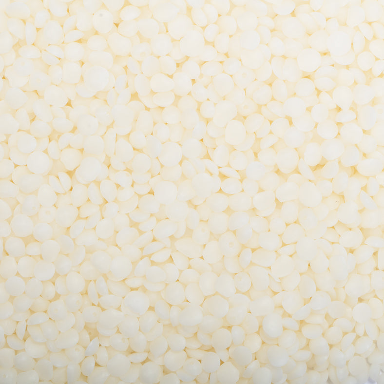 Close up of soy wax pellets and flakes for candle making || Gros plan de pastilles et de flocons de cire de soja pour la fabrication de bougies