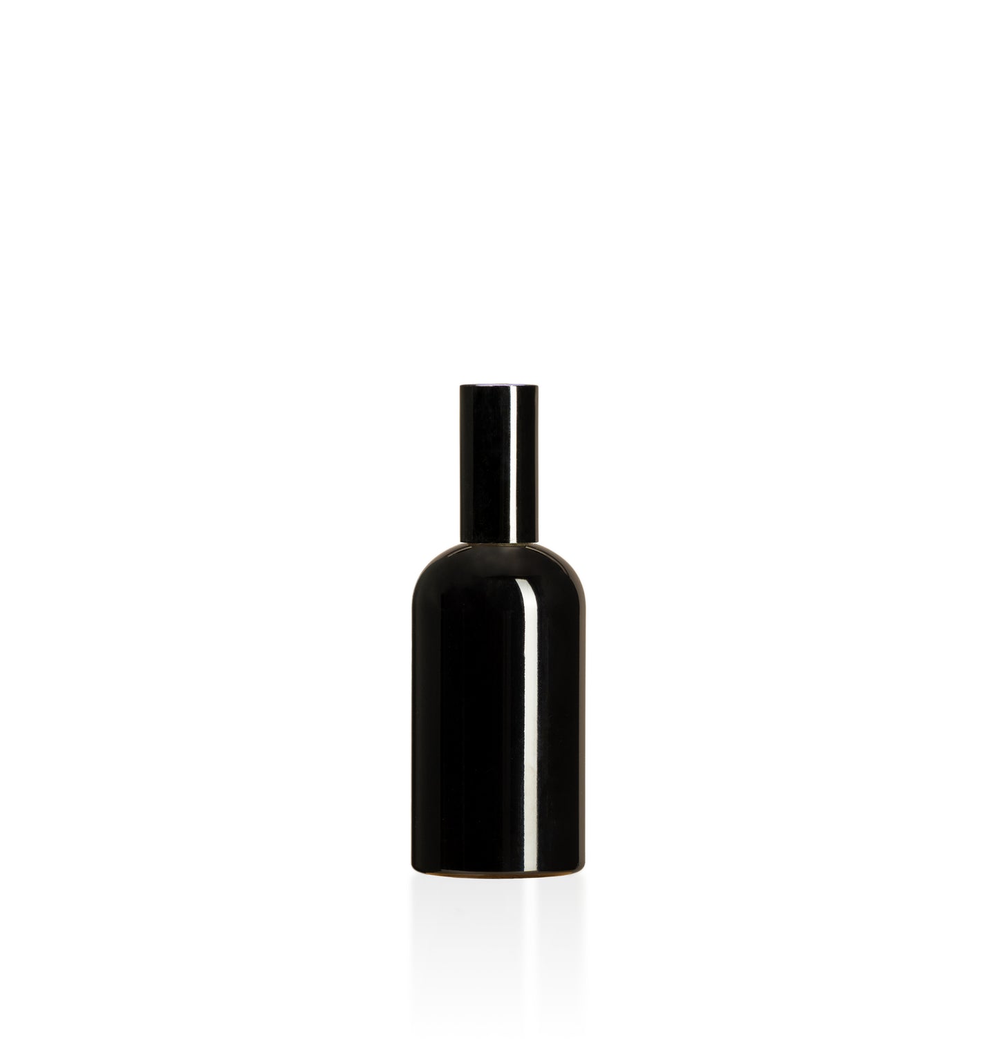 Image of a plastic black bottle with a black lid on a white background to represent Village Craft & Candle's 7oz Boston Round bottles || Image d'une bouteille en plastique noire avec un couvercle noir sur fond blanc pour représenter les bouteilles rondes Boston de 7 oz de Village Craft & Candle.