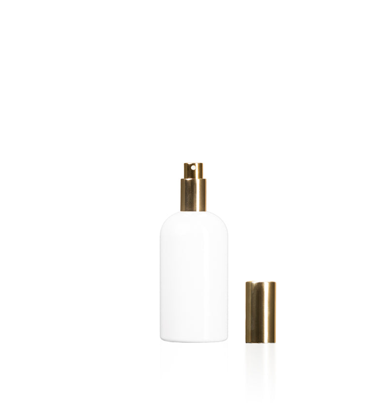 Image of a plastic white bottle with a gold lid on a white background to represent Village Craft & Candle's 7oz Boston Round bottles || Image d'une bouteille en plastique blanche avec un couvercle doré sur fond blanc pour représenter les bouteilles rondes Boston de 7 oz de Village Craft & Candle