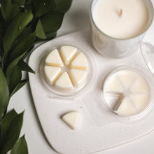 

Load image into Gallery viewer, Image of candle melts in pie shape clamshell with candle on a tray from Village Craft &amp; Candle for candle making. | Image de fonte de bougies en forme de tarte dans un emballage en forme de coquille avec une bougie sur un plateau de Village Craft &amp; Candle pour la fabrication de bougies

