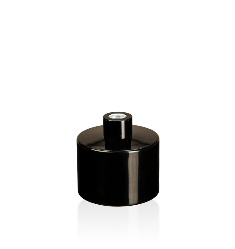 Image of a stout black glass diffuser bottle with a black collar on a white background to represent Village Craft & Candle's Lavish Diffuser Bottle. || Image d'une bouteille de diffuseur en verre noire trapue avec un col noir sur un fond blanc pour représenter la bouteille de diffuseur Lavish de Village Craft & Candle.