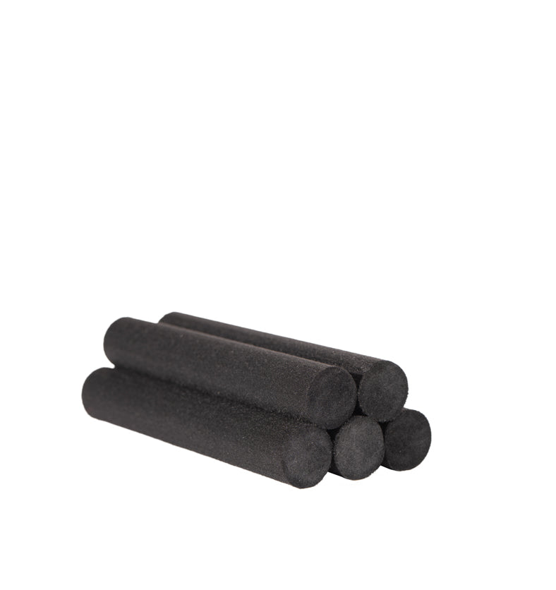 Image of a bundle of thick black fiber reeds from Village Craft & Candle || Image d'un paquet de roseaux en fibres noires épaisses de Village Craft & Candle.