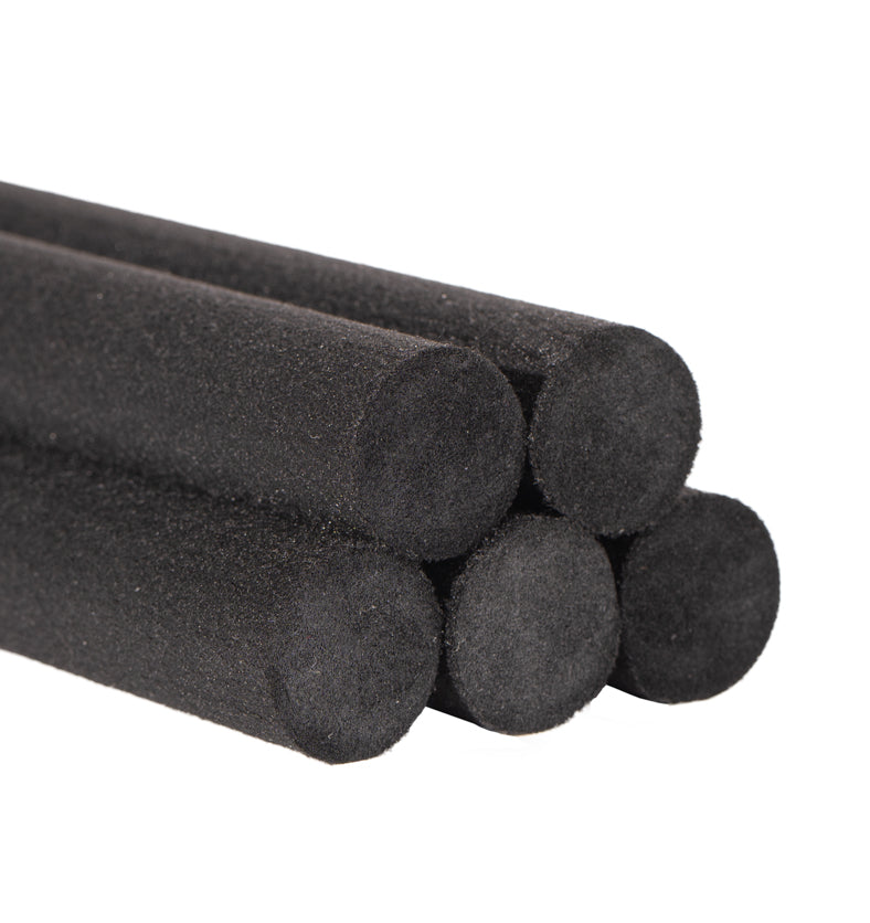 Close up image of a bundle of thick black fiber reeds from Village Craft & Candle || Image rapprochée d'un paquet de roseaux en fibres noires épaisses de Village Craft & Candle