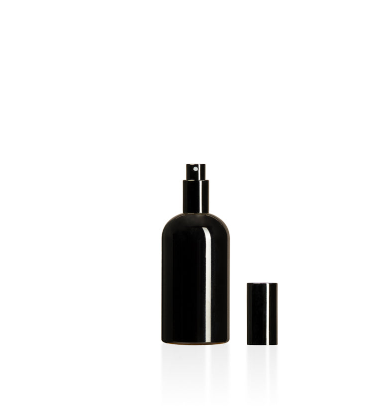 Image of a plastic black bottle with a black lid on a white background to represent Village Craft & Candle's 7oz Boston Round bottles || Image d'une bouteille en plastique noire avec un couvercle noir sur fond blanc pour représenter les bouteilles rondes Boston de 7 oz de Village Craft & Candle.