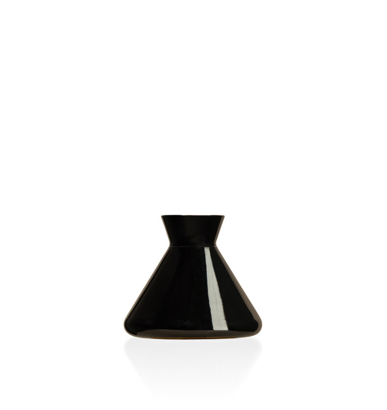 Image of a black glossy beaker style diffuser bottle to represent Village Craft & Candle's 9oz Allure Diffuser Bottle || Image d'un flacon diffuseur de style bécher noir brillant pour représenter le flacon diffuseur Allure de 9 oz de Village Craft & Candle