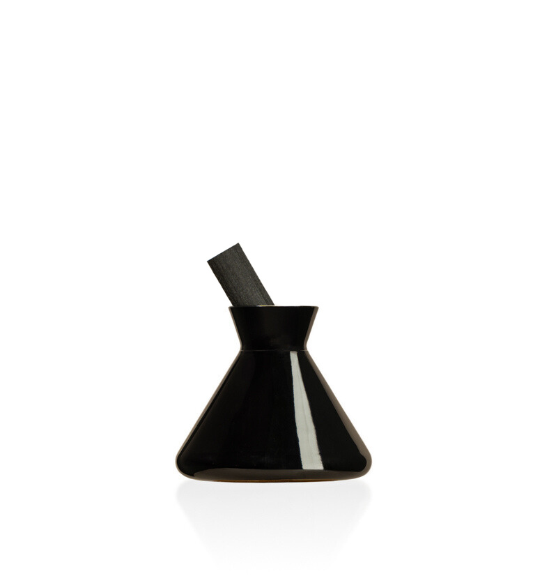 Image of a black glossy beaker style diffuser bottle with a thick fiber diffuser reed to represent Village Craft & Candle's 9oz Allure Diffuser Bottle || Image d'un flacon diffuseur de style bécher noir brillant avec un bâtonnet diffuseur en fibre épaisse pour représenter le flacon diffuseur Allure de 9 oz de Village Craft & Candle