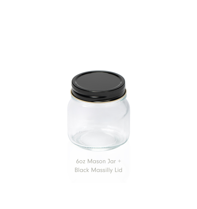 Clear 6 oz Mason glass jar for candles, displayed with Black Massilly Lid. Product variation shot on a white background. || Pot Mason transparent de 6 oz pour bougies, présenté avec le couvercle Massilly noir. Photo de la variante du produit sur fond blanc.