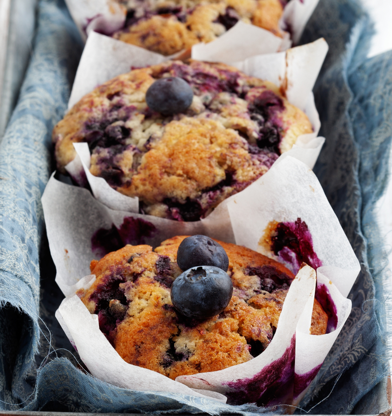 3 blueberry muffins in a basket as a visual representation of Blueberry Muffin Fragrance Oil available at Village Craft and Candle || 3 muffins aux bleuets dans un panier comme représentation visuelle de l'huile parfumée Blueberry Muffin disponible chez Village Craft and Candle