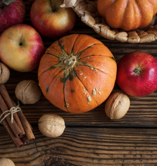 Bol en bois avec des épices d'automne et des noix comme représentation visuelle de l'huile parfumée Harvest Jubilee disponible chez Village Craft and Candle