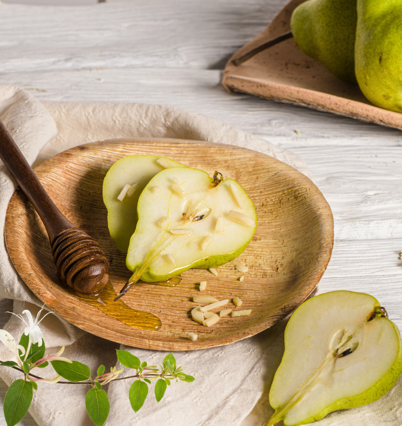 Sliced pears & honey as a visual representation of Honeysuckle & Pear Fragrance Oil available at Village Craft and Candle || Poires tranchées et miel comme représentation visuelle de l'huile parfumée Chèvrefeuille et Poire disponible chez Village Craft and Candle