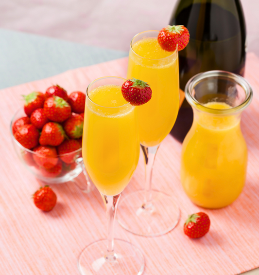 Mimosa avec de la menthe et des roses blanches en arrière-plan comme représentation visuelle de l'huile parfumée Mimosa disponible chez Village Craft and Candle