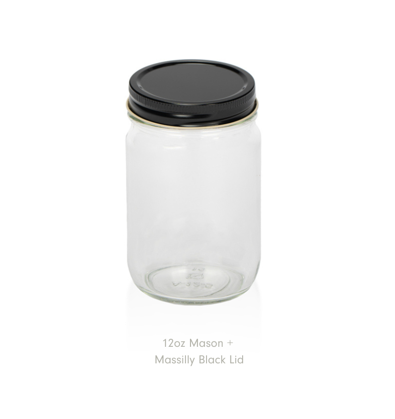 Un pot Mason transparent de 12 oz avec un couvercle noir Massilly sur fond blanc.