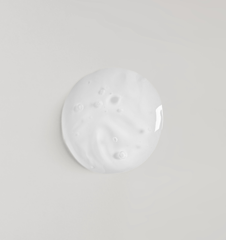 Clear, slightly pearlescent drop of shampoo base on a white background. || Goutte claire et légèrement nacrée de base de shampooing sur un fond blanc.