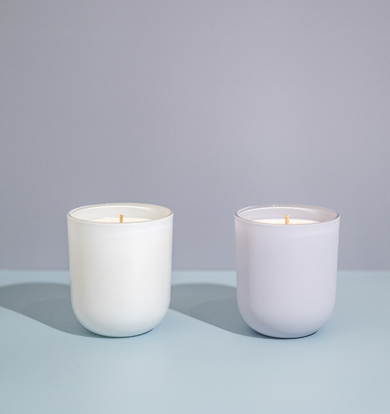 Matte White 10oz TERRA Glass Jar & Silver Cloud 10oz TERRA Glass jar for candle making || Pot en verre TERRA de 10 oz blanc mat et pot en verre TERRA de 10 oz couleur nuage argenté pour la fabrication de bougies.