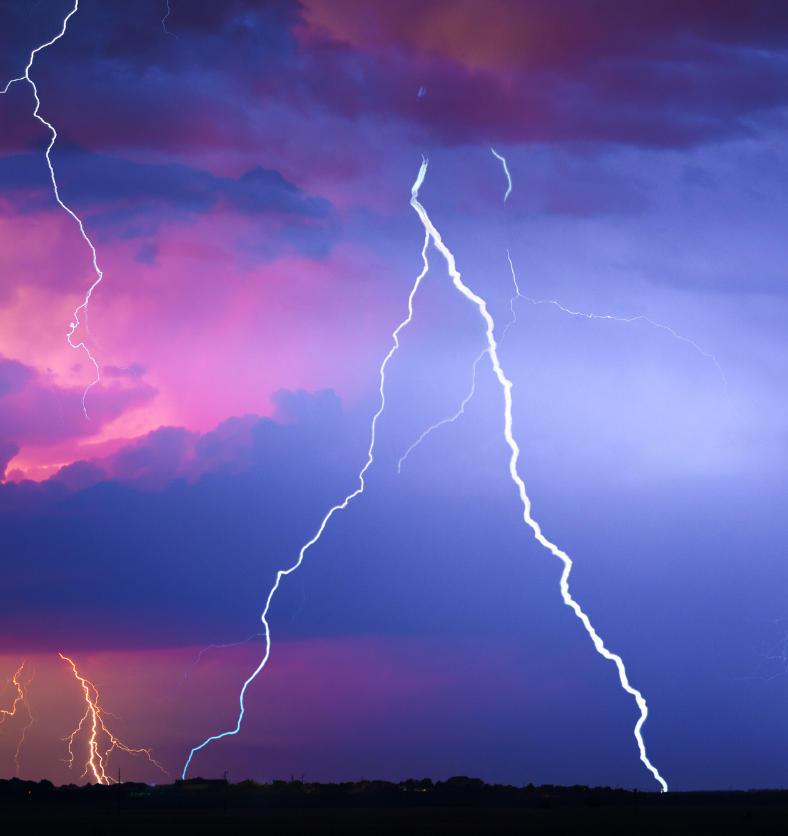 Bolts of lighting in a stormy sky as a visual representation of Summer Storm Fragrance Oil available at Village Craft and Candle || Des éclairs d'éclairage dans un ciel d'orage comme représentation visuelle de l'huile parfumée Summer Storm disponible chez Village Craft and Candle