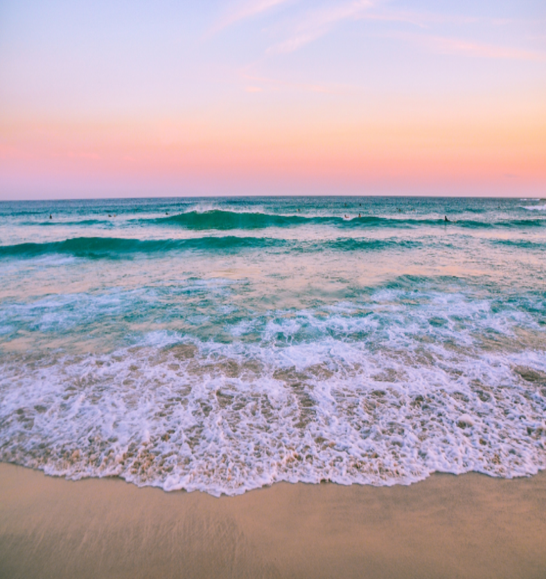 Waves on a beach at early morning as a visual representation of Coastal Sunrise Fragrance Oil available at Village Craft and Candle || Vagues sur une plage tôt le matin comme représentation visuelle de l'huile parfumée Coastal Sunrise disponible chez Village Craft and Candle