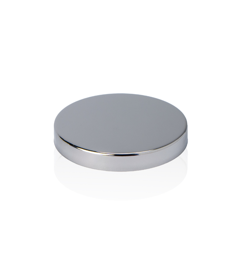 New 3-inch Silver LUX Metal Lid on a white background, showing the shiny chrome finish. || Nouveau Couvercle Métallique LUX Argent 3 pouces sur fond blanc, montrant la finition chromée brillante.