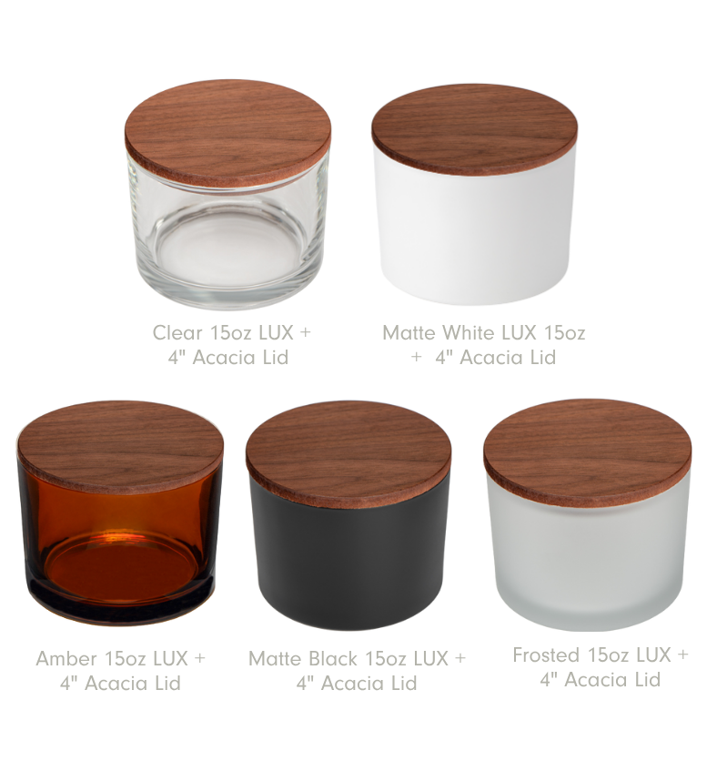 Five 15oz LUX Jars in different colors (Clear, Matte White, Amber, Matte Black, Frosted) each topped with an Acacia wood lid. || Cinq Pots LUX 15oz de différentes couleurs (Transparent, Blanc Mat, Ambré, Noir Mat, Givré) chacun avec un couvercle en bois Acacia.