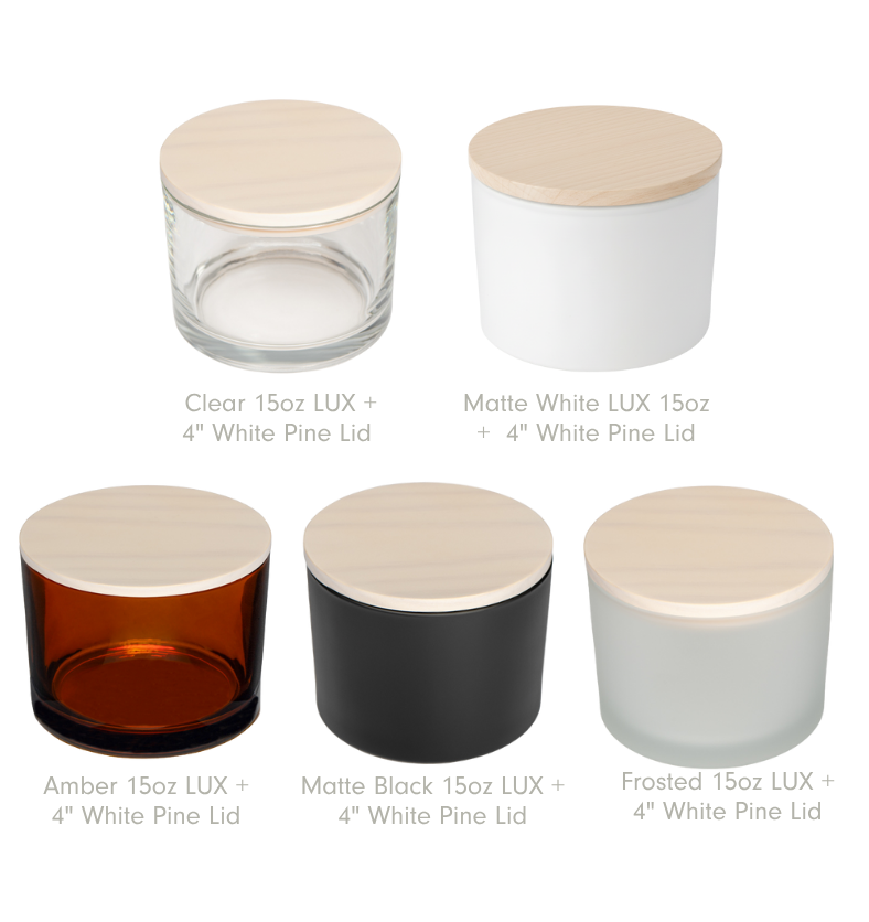 Five 15oz LUX Jars in different colors (Clear, Matte White, Amber, Matte Black, Frosted) each topped with a White Pine wood lid. || Cinq Pots LUX 15oz de différentes couleurs (Transparent, Blanc Mat, Ambré, Noir Mat, Givré) chacun avec un couvercle en bois Pin Blanc.