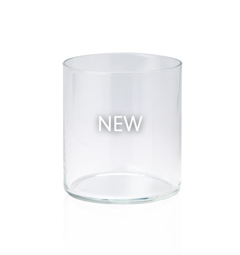 Single new 8oz Madison Jar highlighting the smooth, upgraded base and clear, thicker glass construction. | Seul nouveau pot Madison de 8 oz mettant en évidence la base lisse et améliorée et la construction en verre plus clair et plus épais.