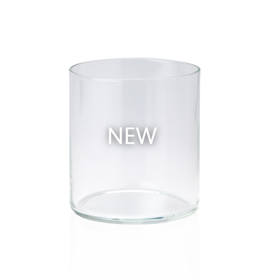 Single new 8oz Madison Jar highlighting the smooth, upgraded base and clear, thicker glass construction. | Seul nouveau pot Madison de 8 oz mettant en évidence la base lisse et améliorée et la construction en verre plus clair et plus épais.