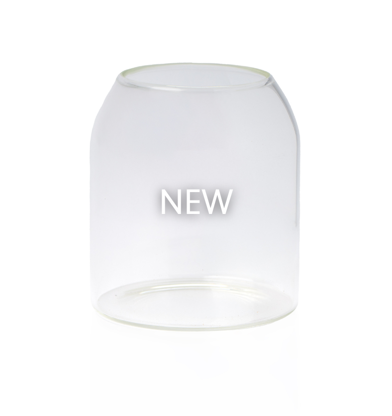 Clear, empty 13-ounce apothecary jar with a curved, dome-shaped shoulder. || Pot apothicaire vide et transparent de 13 onces avec épaule courbée en forme de dôme. 
