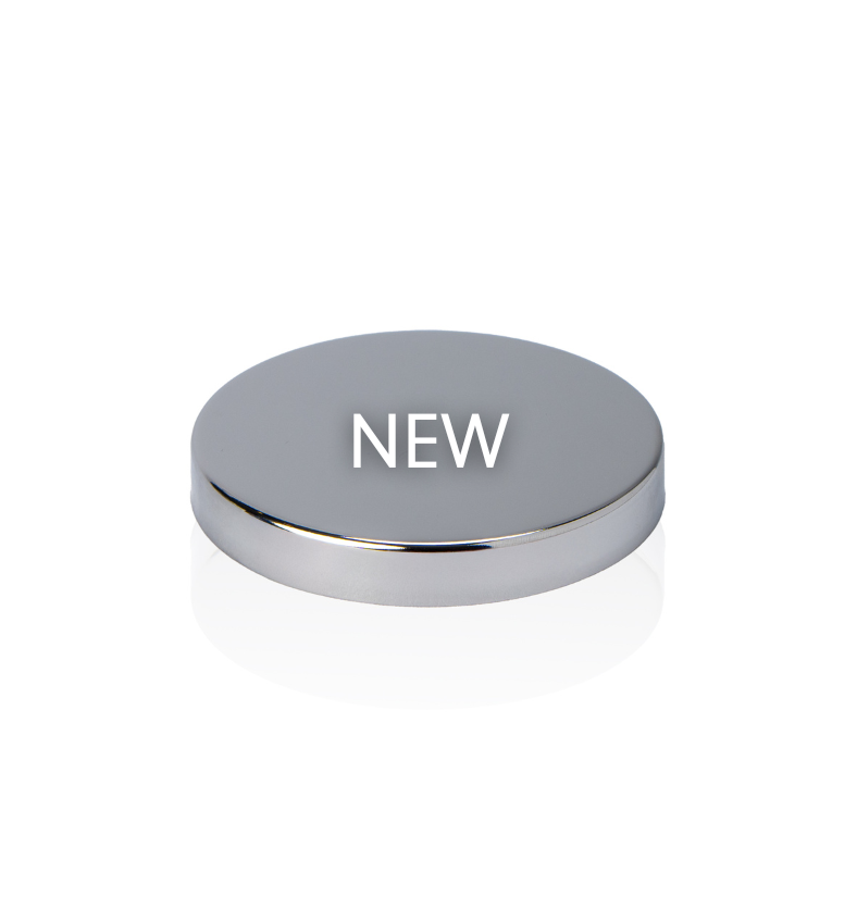 New 3-inch Silver LUX Metal Lid on a white background, showing the shiny chrome finish. || Nouveau Couvercle Métallique LUX Argent 3 pouces sur fond blanc, montrant la finition chromée brillante.