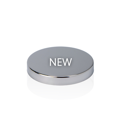 New 3-inch Silver LUX Metal Lid on a white background, showing the shiny chrome finish. || Nouveau Couvercle Métallique LUX Argent 3 pouces sur fond blanc, montrant la finition chromée brillante.