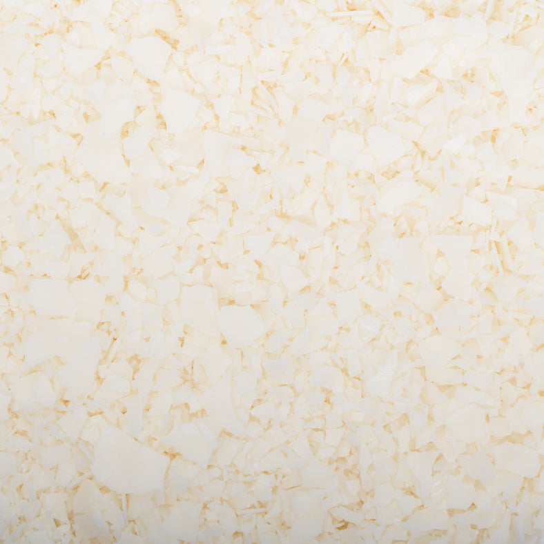 Close up of Golden Brands 494 Soy Wax flakes for candle making and crafting || Gros plan de flocons de cire de soja Golden Brands 494 pour la fabrication et l'artisanat de bougies