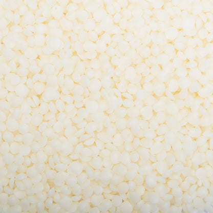 Close up of soy wax pellets and flakes for candle making || Gros plan de pastilles et de flocons de cire de soja pour la fabrication de bougies