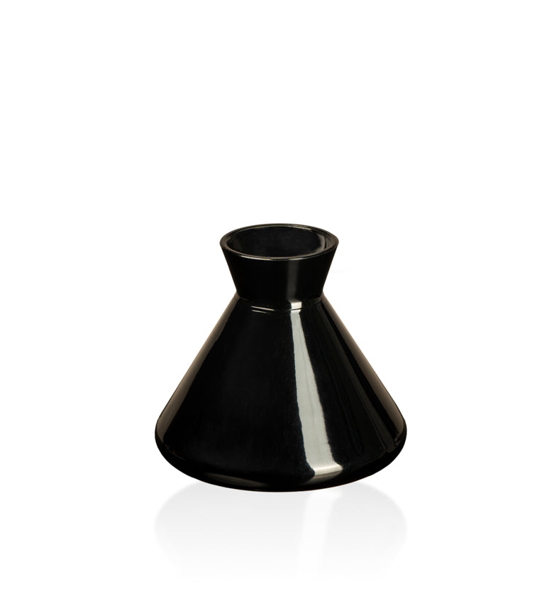 Image of a black glossy beaker style diffuser bottle to represent Village Craft & Candle's 9oz Allure Diffuser Bottle || Image d'un flacon diffuseur de style bécher noir brillant pour représenter le flacon diffuseur Allure de 9 oz de Village Craft & Candle