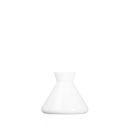 Image of a white glossy beaker style diffuser bottle to represent Village Craft & Candle's 9oz Allure Diffuser Bottle || Image d'un flacon diffuseur de style bécher blanc brillant pour représenter le flacon diffuseur Allure de 9 oz de Village Craft & Candle