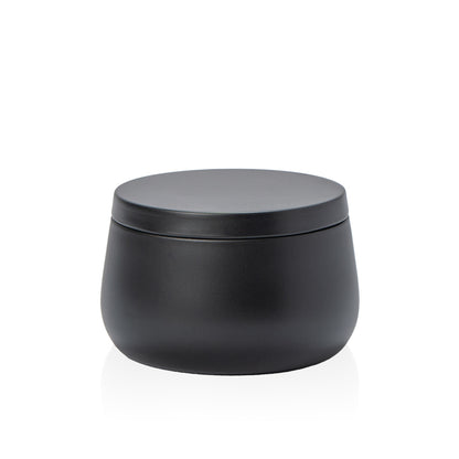 Image of a sleek black candle tin with lid on a white background to represent Village Craft & Candle's 8oz Radiance Candle Tins || Image d'une élégante boîte à bougie noire avec couvercle sur un fond blanc, représentant les boîtes à bougies Radiance de 8 oz de Village Craft & Candle.