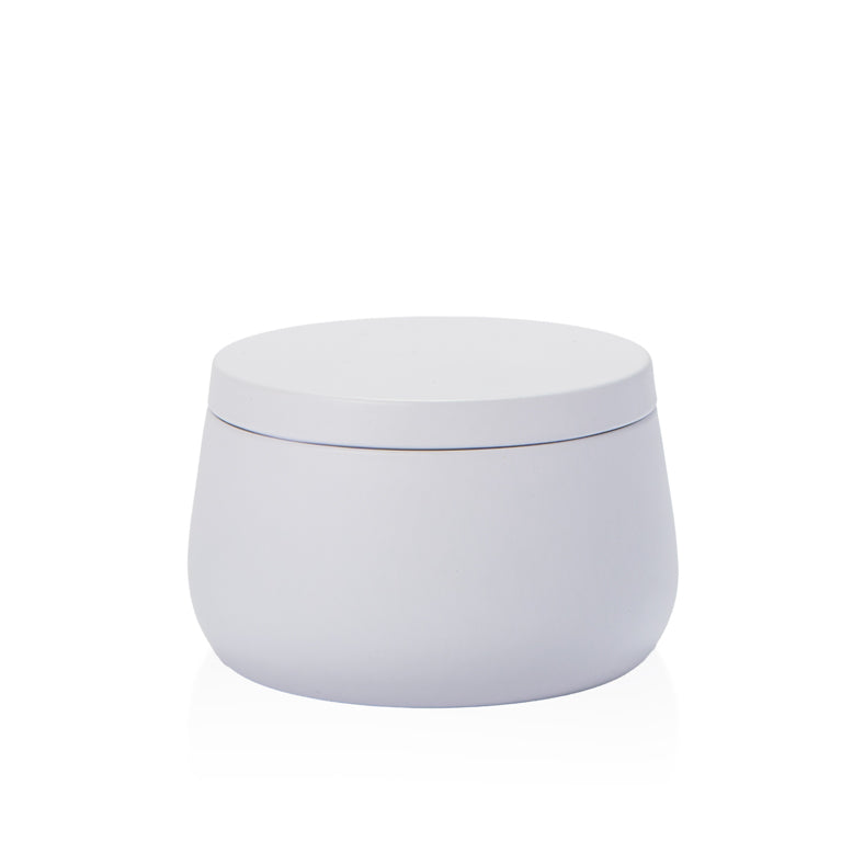 Image of a classic white candle tin with lid on a white background to represent Village Craft & Candle's 8oz Radiance Candle Tins || Image d'une boîte à bougie blanche classique avec couvercle sur un fond blanc, représentant les boîtes à bougies Radiance de 8 oz de Village Craft & Candle.