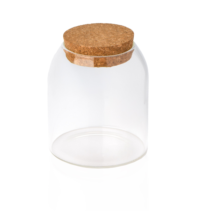 13oz clear glass apothecary jar sealed with its coordinating tapered cork lid. || Pot apothicaire en verre transparent de 13 oz scellé avec son couvercle conique en liège assorti.