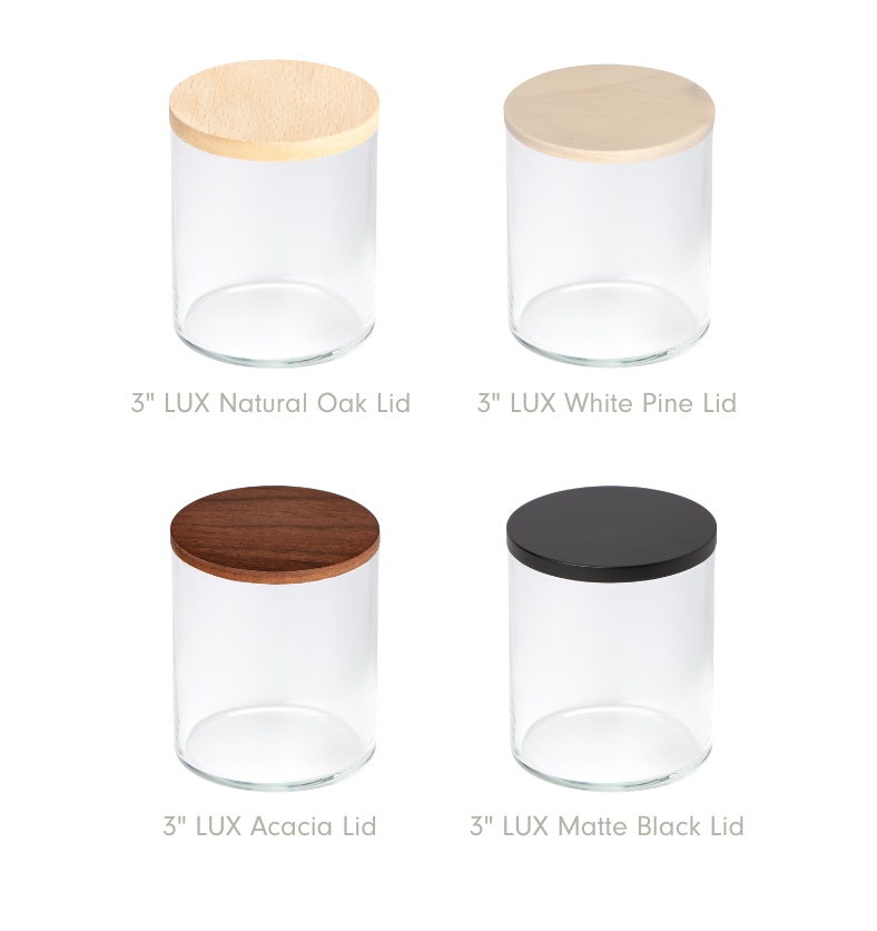 New 8oz Madison Jar shown with four compatible LUX lids: Natural Oak, White Pine, Acacia, and Matte Black. | Nouveau pot Madison de 8 oz présenté avec quatre couvercles LUX compatibles : Chêne Naturel, Pin Blanc, Acacia, et Noir Mat.