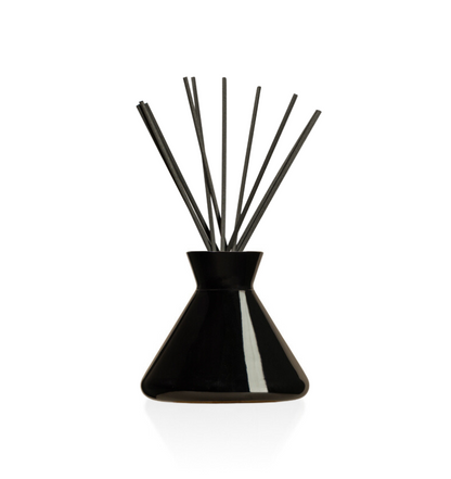 Image of a black glossy beaker style diffuser bottle to represent Village Craft & Candle's 9oz Allure Diffuser Bottle || Image d'un flacon diffuseur de style bécher noir brillant pour représenter le flacon diffuseur Allure de 9 oz de Village Craft & Candle