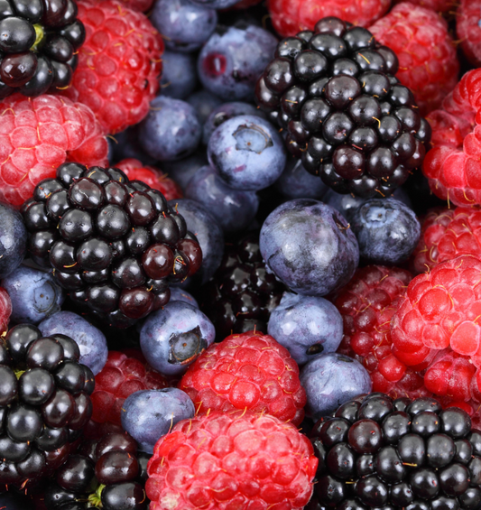  Bol en bois d'un assortiment de myrtilles, framboises, mûres et fraises avec garniture à la menthe comme représentation visuelle de l'huile parfumée Berry Blaster disponible chez Village Craft and Candle
