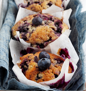 Image of 3 blueberry muffins in a basket to represent Blueberry Muffin Fragrance Oil from Village Craft & Candle for candle making. | Image de trois muffins aux bleuets dans un panier pour représenter l'huile de parfum de muffin aux bleuets de Village Craft & Candle pour la fabrication de bougies.