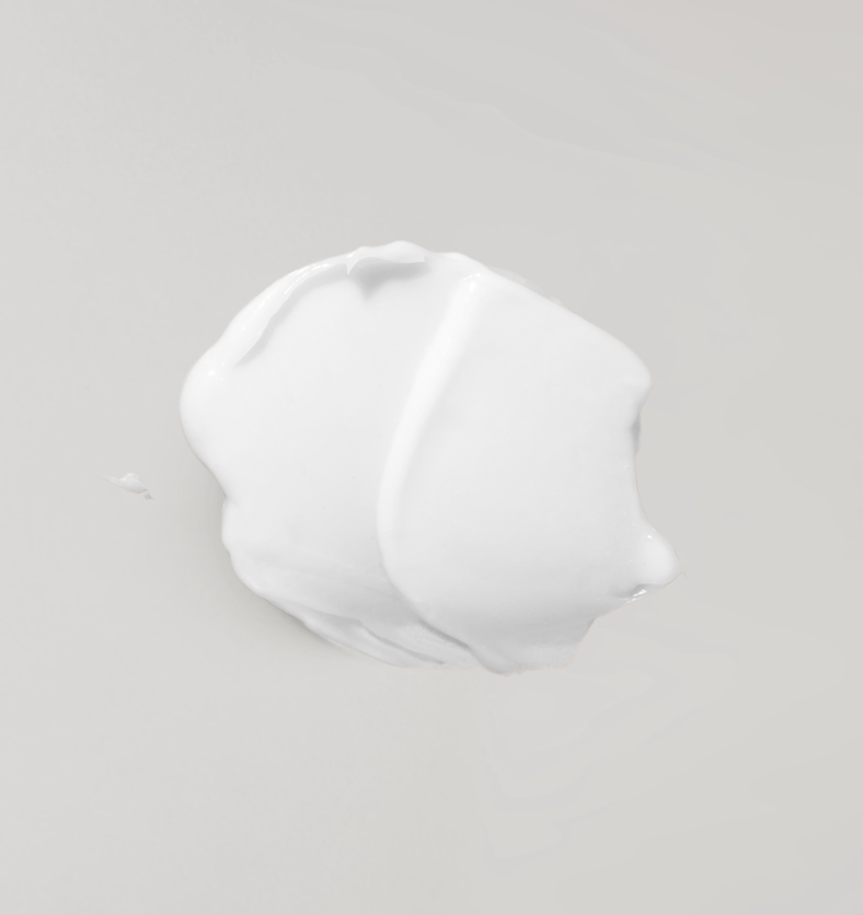 White body lotion on a light grey background. || Lotion corporelle blanche sur un fond gris pâle.