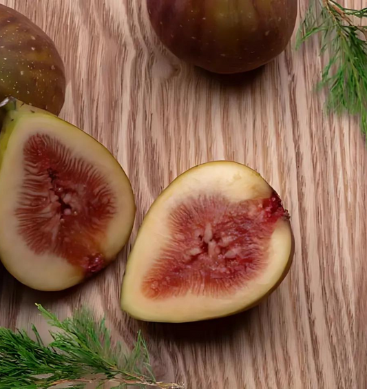  Figues tranchées sur une table en bois comme représentation visuelle de l'huile parfumée de figue de cyprès disponible chez Village Craft and Candle