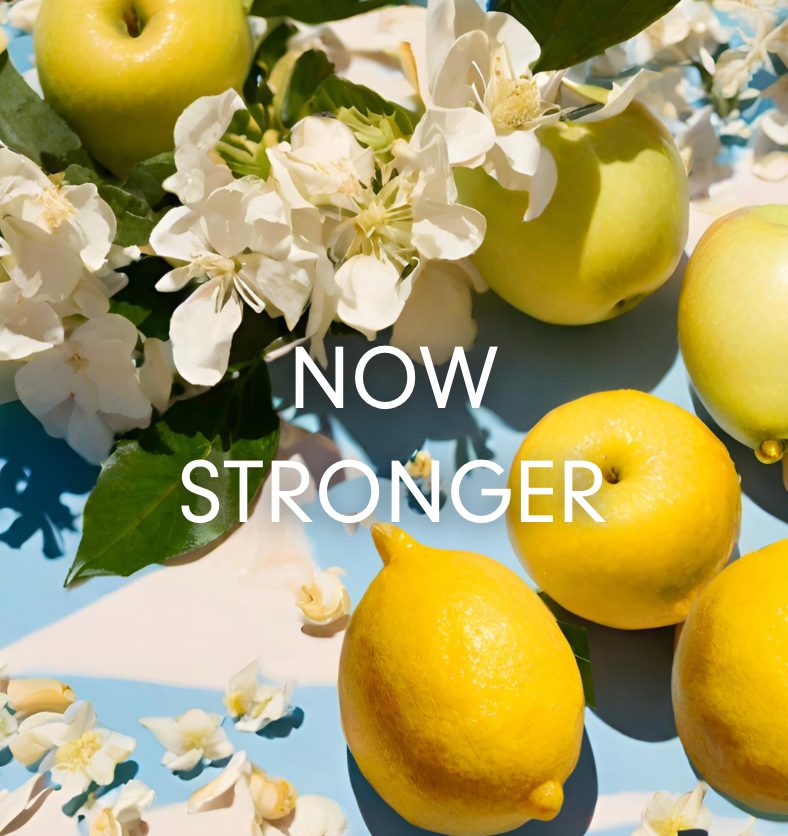 An image of lemons, jasmine petals, & apples to represent the Village Craft & Candle Blue Sky Fragrance Oil | Une image de citrons, de pétales de jasmin et de pommes pour représenter l'huile de parfum Blue Sky de Village Craft & Candle.
