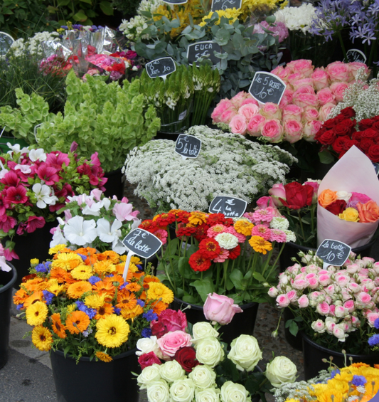  Collection de fleurs en vente sur un marché comme représentation visuelle de l'huile parfumée du marché aux fleurs disponible chez Village Craft and Candle