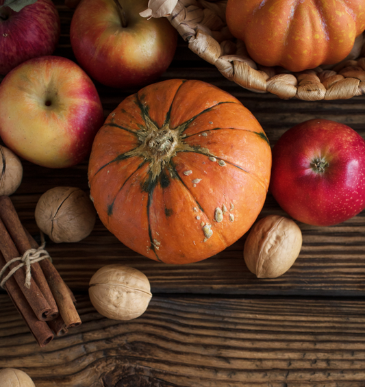  Bol en bois avec des épices d'automne et des noix comme représentation visuelle de l'huile parfumée Harvest Jubilee disponible chez Village Craft and Candle