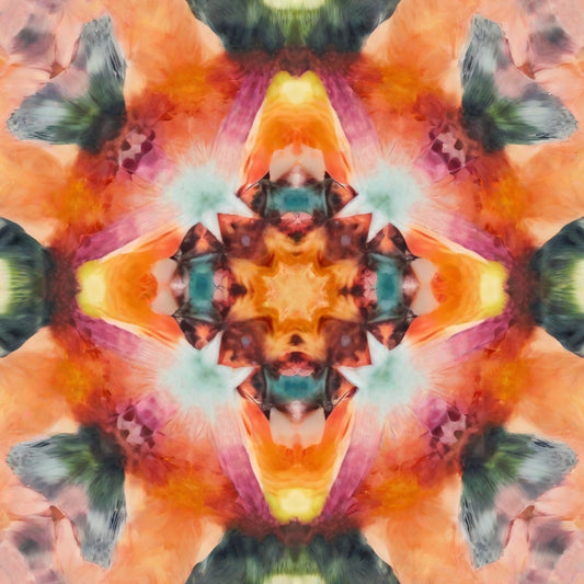  Kaléidoscope inspiré des fruits de vert, orange, jaune et fuchsia comme représentation visuelle de l'huile parfumée Kaleidoscope Daze disponible chez Village Craft and Candle