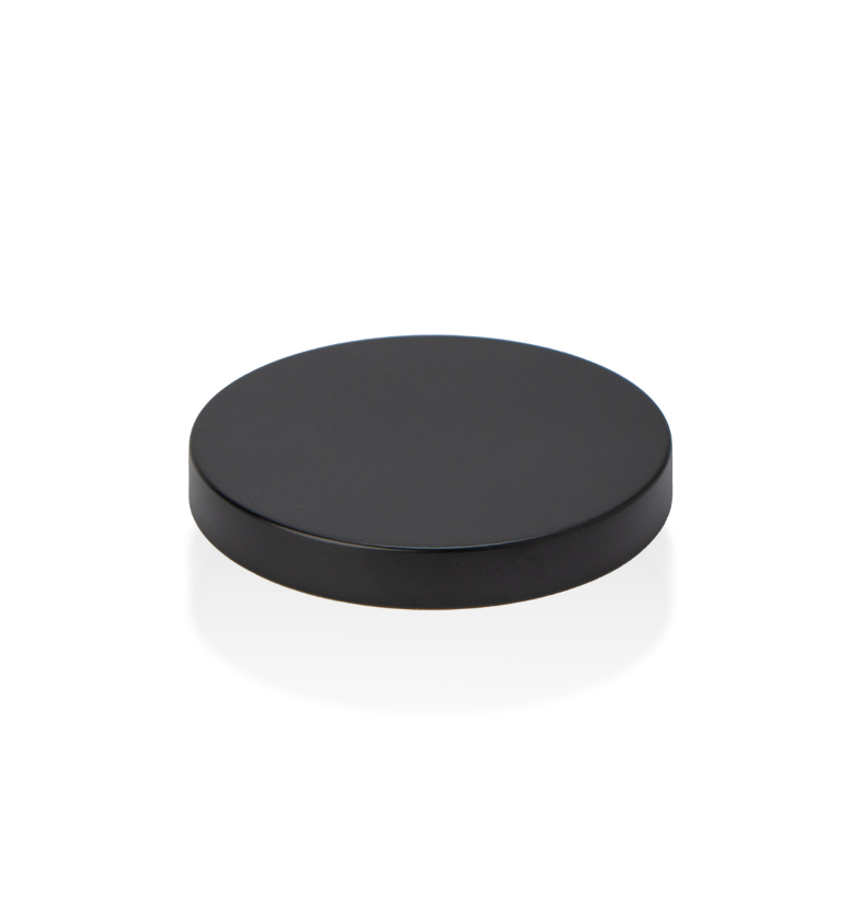 New 3-inch Matte Black LUX Metal Lid on a white background, highlighting the smooth, flat black finish. || Nouveau Couvercle Métallique LUX Noir Mat 3 pouces sur fond blanc, mettant en valeur la finition noire plate et lisse.