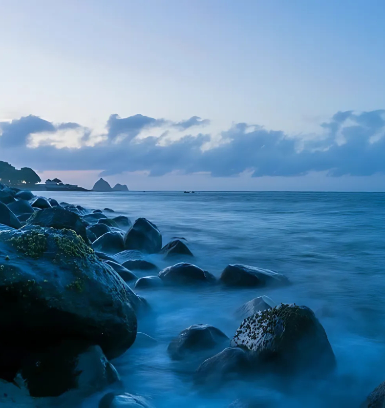 Fog on a rocky oceanside as a visual representation of Seaside Solitude Fragrance Oil available at Village Craft and Candle || Brouillard sur un bord de mer rocheux comme représentation visuelle de l'huile parfumée Seaside Solitude disponible chez Village Craft and Candle